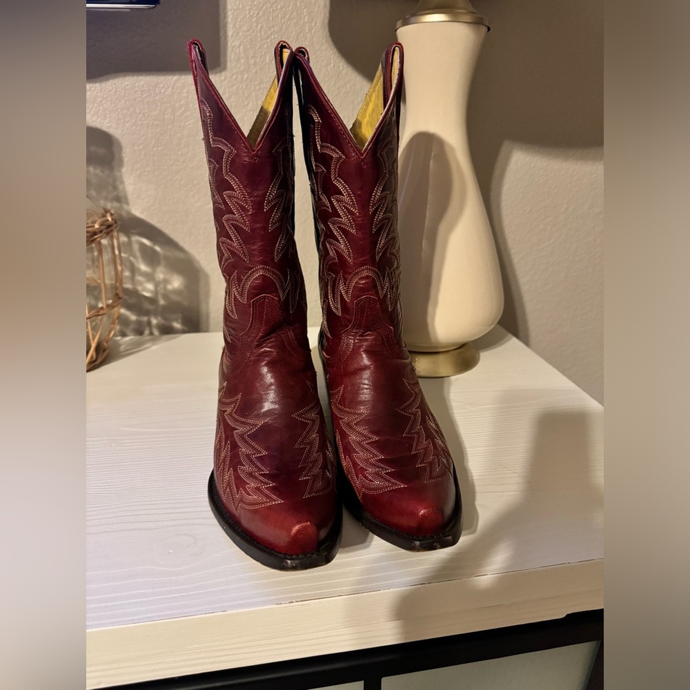 Women’s Cavender’s brand boots 
Size 8B
Dark red almost wine color.